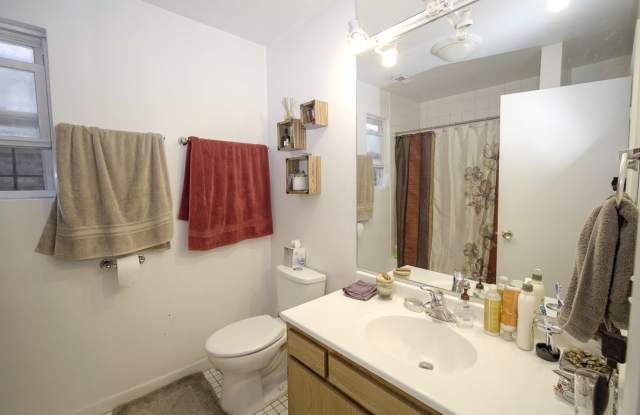 1651 N. Claremont #2 Gallery 4