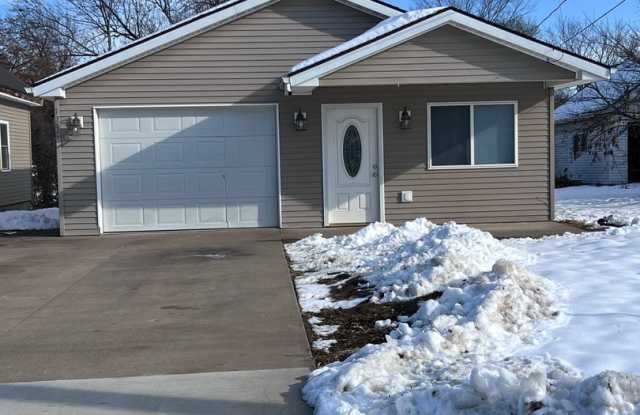 Well-maintained 2-bedroom, 1-bath house in a great location - 1710 North 17th Street, Quincy, IL 62301