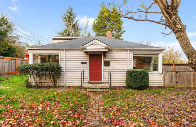 3 Bedroom Home in the Heart of W Seattle! Leasing incentives available for immediate move‑in! - 3208 Southwest Raymond Street, Seattle, WA 98126