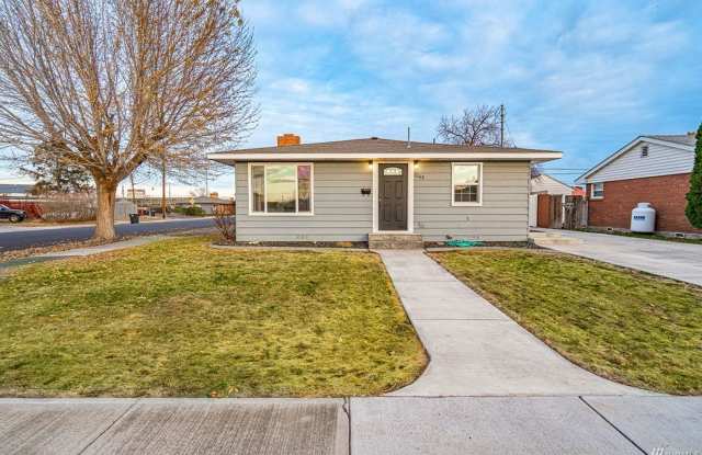 Updated Home W/ Detached Garage - 1003 West Columbia Avenue, Moses Lake, WA 98837