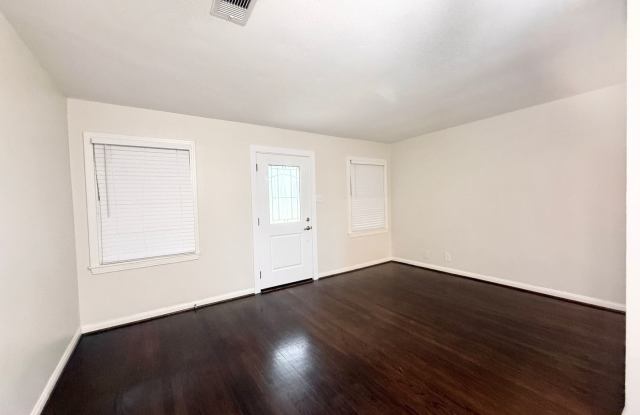 Beautiful 2/1/1 w/ study in Angleton!! Very Cute Home ! Gallery 3