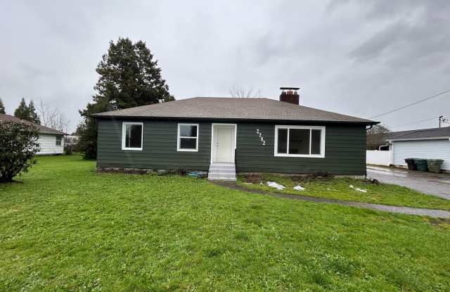 Spacious Three Bedroom Home with Two Garages photos photos