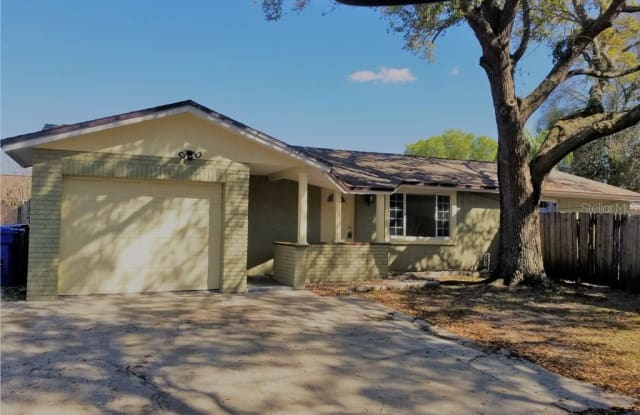 10102 HUNTERS POINT COURT - 10102 Hunters Point Court, Town 'n' Country, FL 33615