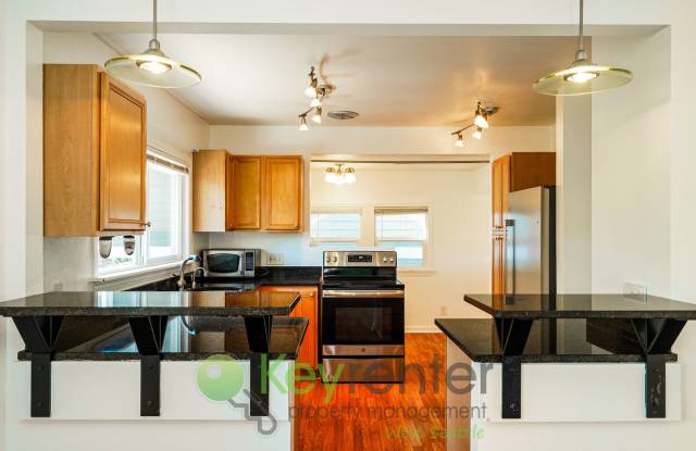 **Rent Special** Spacious 4-Bed Home Near Parks, Schools, and Shops photos photos