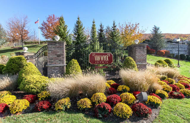 1109 SARATOGA LANE - 1109 Saratoga Lane, Merritt Park, NY 12524