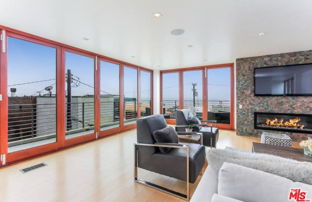 1309 MANHATTAN Avenue Gallery 2