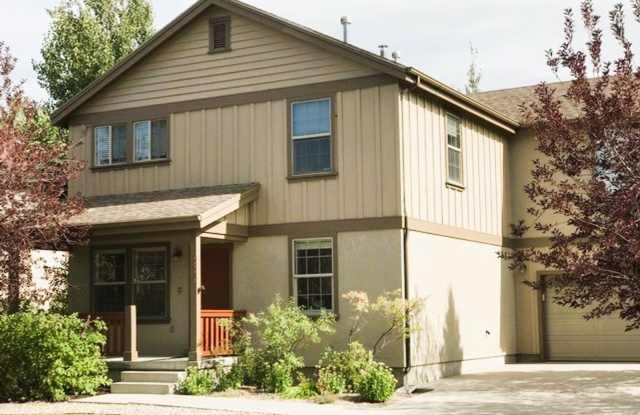 Spacious Trailside Home - 5 Bed - A/C - 2 Car Garage - Fenced Yard Gallery 1