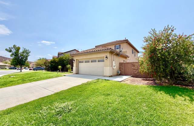 Spacious 5 Bedroom Home with Loft, Private Balcony & Large Back Yard Gallery 4