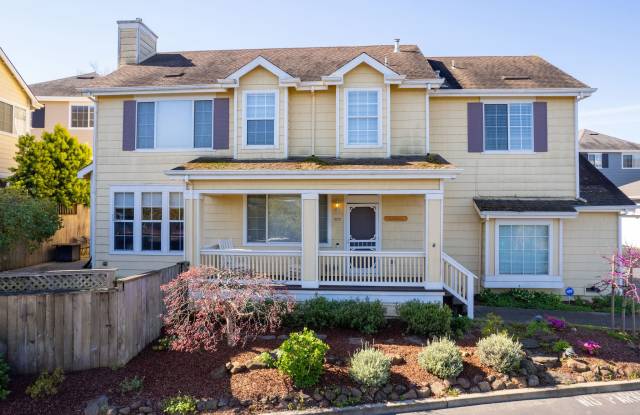 1073 Warren Drive - 1073 Warren Drive, Petaluma, CA 94952