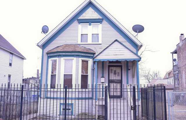 4835 W Congress Parkway photos photos