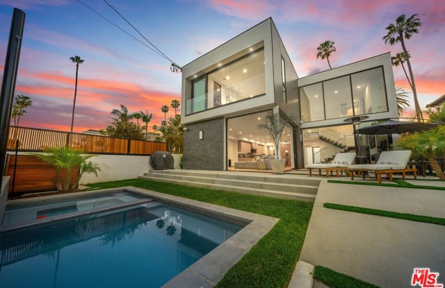 200 N DOHENY DR photos photos