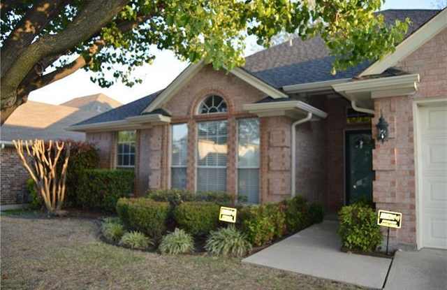 Spacious 3/2/2 For Lease - 1025 Westgrove Drive, Saginaw, TX 76179