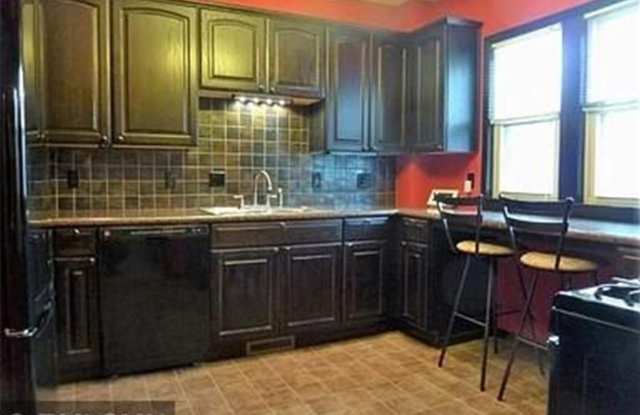 June 2027 ~ Cute 5 bedroom house. Spacious bedrooms. In unit laundry and dishwasher. Gallery 3