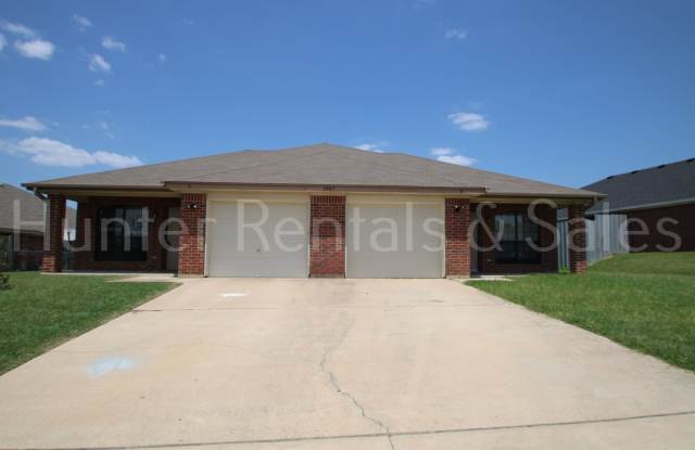 Comfortable Living with Modern Features photos photos