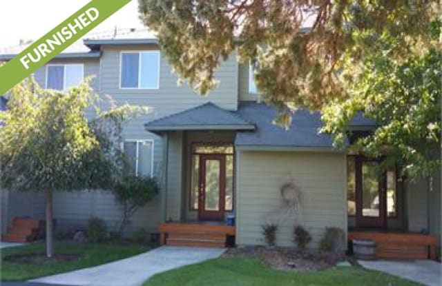 1085 Golden Pheasant Dr - 1085 Golden Pheasant Dr, Eagle Crest, OR 97756