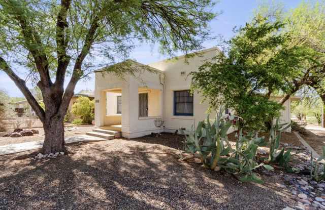 3 Bed 2 bath home PERFECT for U of A Students, Faculty and Staff! Gallery 4
