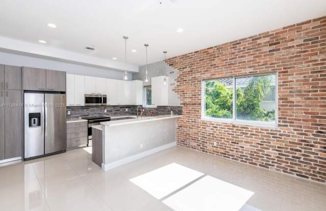 820 NE 7th St photos photos