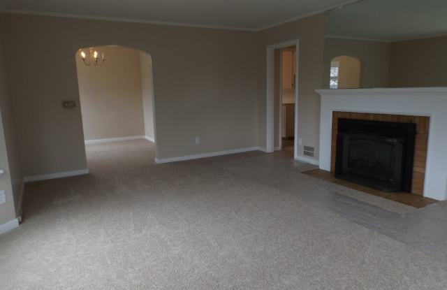 Price Improvement - Beautiful Home In Prime Location Bordering Crown Hill and Whittier Heights! Gallery 4