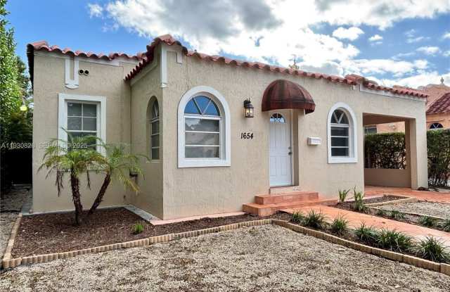 1654 SW 14th Ter photos photos