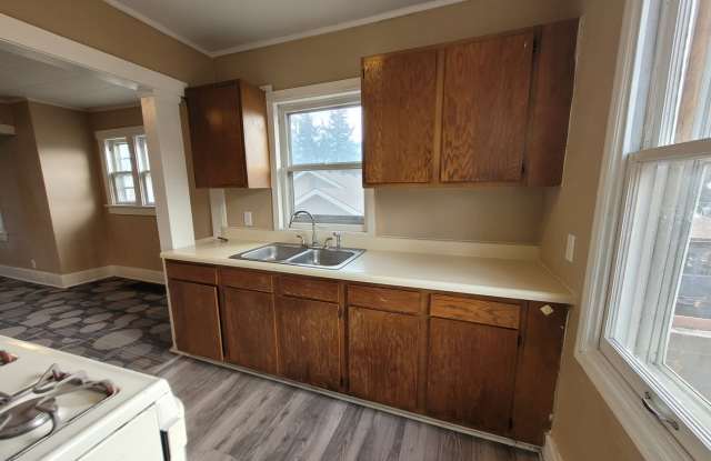 2 Bedroom, 1 Bathroom Home with Deck photos photos