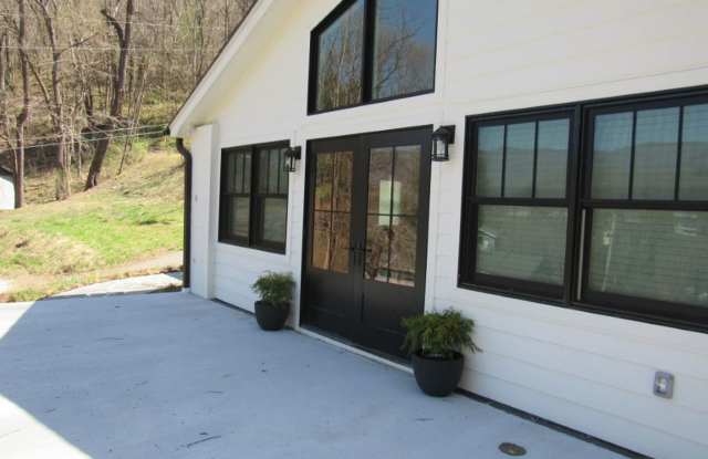 $1,800 - 2 Bed/2Bath Newly Renovated Unfurnished House Overlooking Downtown Sylva photos photos