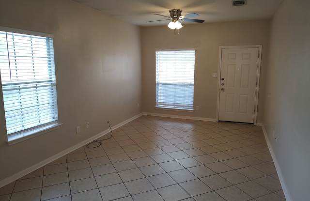 Cute duplex in Leander Gallery 4