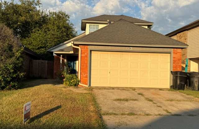 3 bedroom 2.5 bath, 2 car garage off Eastern in Moore! - 1341 White Oak Road, Moore, OK 73160