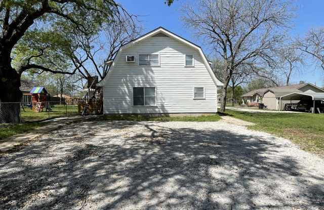 521 Woodard Avenue - 521 Woodard Avenue, Cleburne, TX 76033