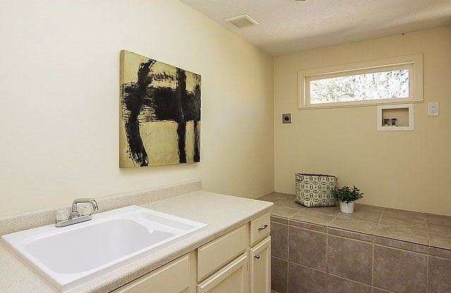 4615 West Burnside Road Top 2 floors Gallery 3