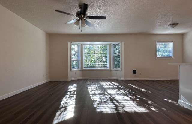 BRIGHT, CLEAN w/SECURED ENTRY! CONDO IN DOWNTOWN GRESHAM! Gallery 2