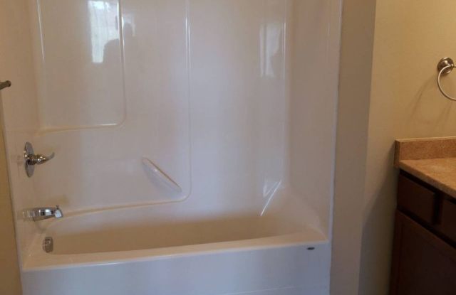 MOVE IN SPECIAL! $250 AMAZON GIFT CARD! 2 Bed 1.5 Bath lower level unit in Bellingham Gallery 2