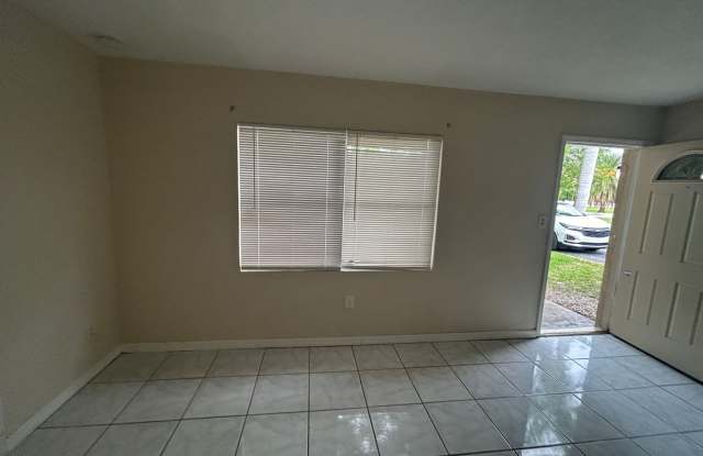 Recently reduced!    3/1 off Palm Beach Blvd Gallery 4
