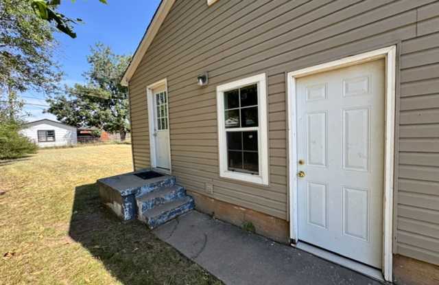 2 bedroom in Norman! hardwood floors, laundry connections and a huge backyard! Gallery 4