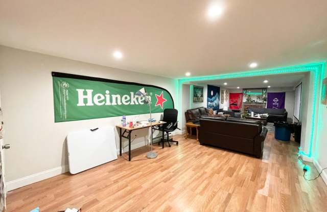 Perfect apartment for Social Students near NEU! Spacious, Yard, Parking & more! Gallery 4