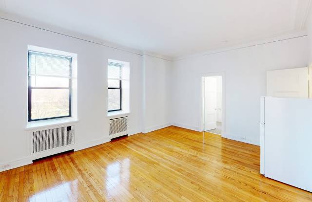 5120 S. Hyde Park Boulevard Gallery 3