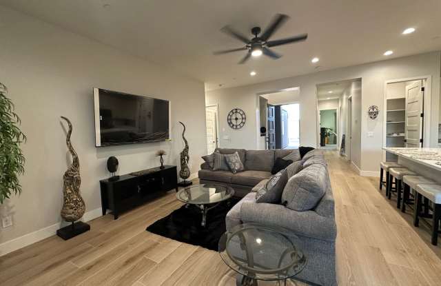 Furnished - Longterm - New build - RV garage - Community heated pool & spa Gallery 4