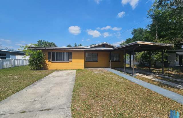 3 Beds and 1 Bath with Large Carport – An Ideal Home in Lakeland. Available Now! photos photos