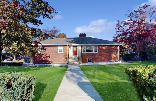 105 Jackson Avenue - 105 Jackson Avenue, Pelham Manor, NY 10803