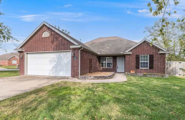 Charming 3-Bedroom Home with Backyard & Garage Gallery 1