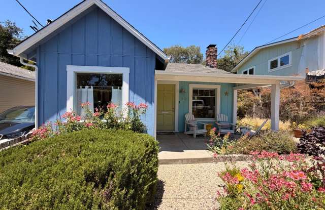 Charming 2BR/1BA Beach Cottage - Walk to Capitola Village! photos photos