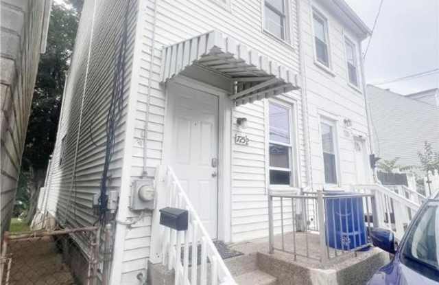 725 1/2 Spruce Street photos photos