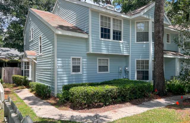 Pet Friendly Spacious 2-Bedroom End Unit in Carriage House Lane! *Approved Application* photos photos