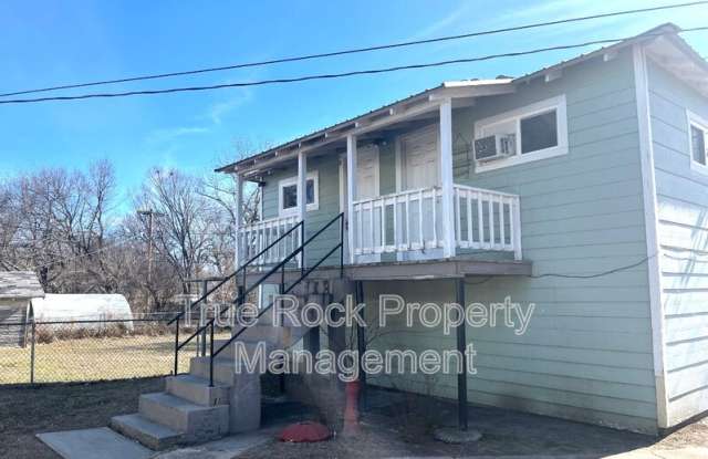 531 1/2 W 9th Apt W photos photos