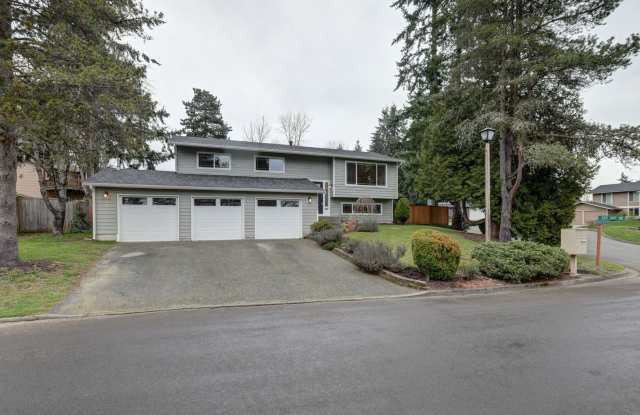 Kirkland Home w/4bd, 3ba & Large Backyard! photos photos