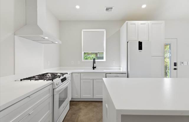 1122 East McKinley Street - A Gallery 2