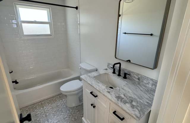 1327 Cacique Street - A Gallery 3