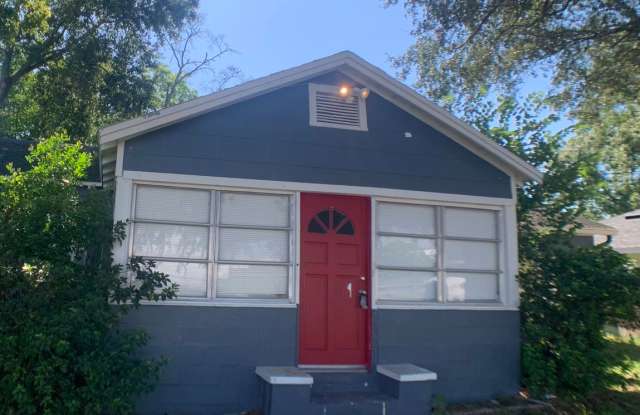 3/1 with lots of indoor and outdoor space photos photos