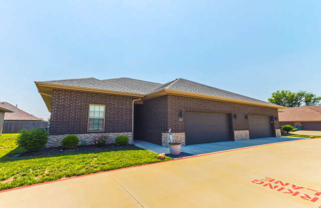 NEW LUXURY 3 BED 2 BATH 2 CAR GARAGE DUPLEX Gallery 1