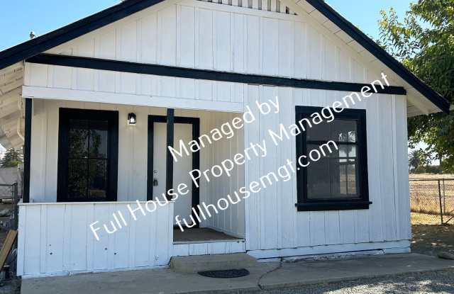 A Little Country - 452 North Park Street, Porterville, CA 93257
