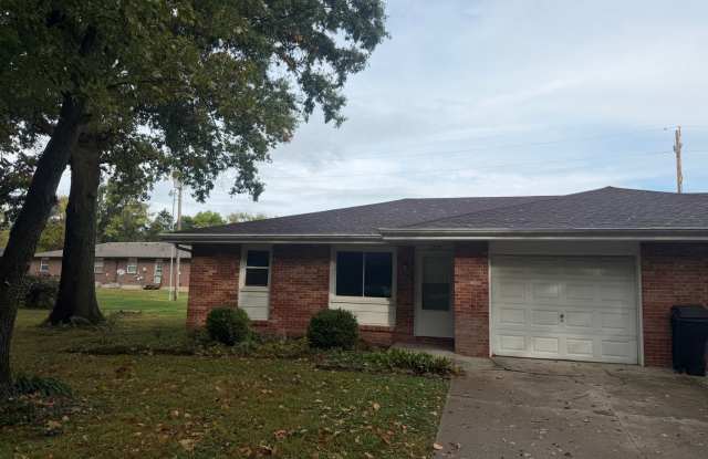 3BR/1BA/1 car garage - duplex unit Gallery 1